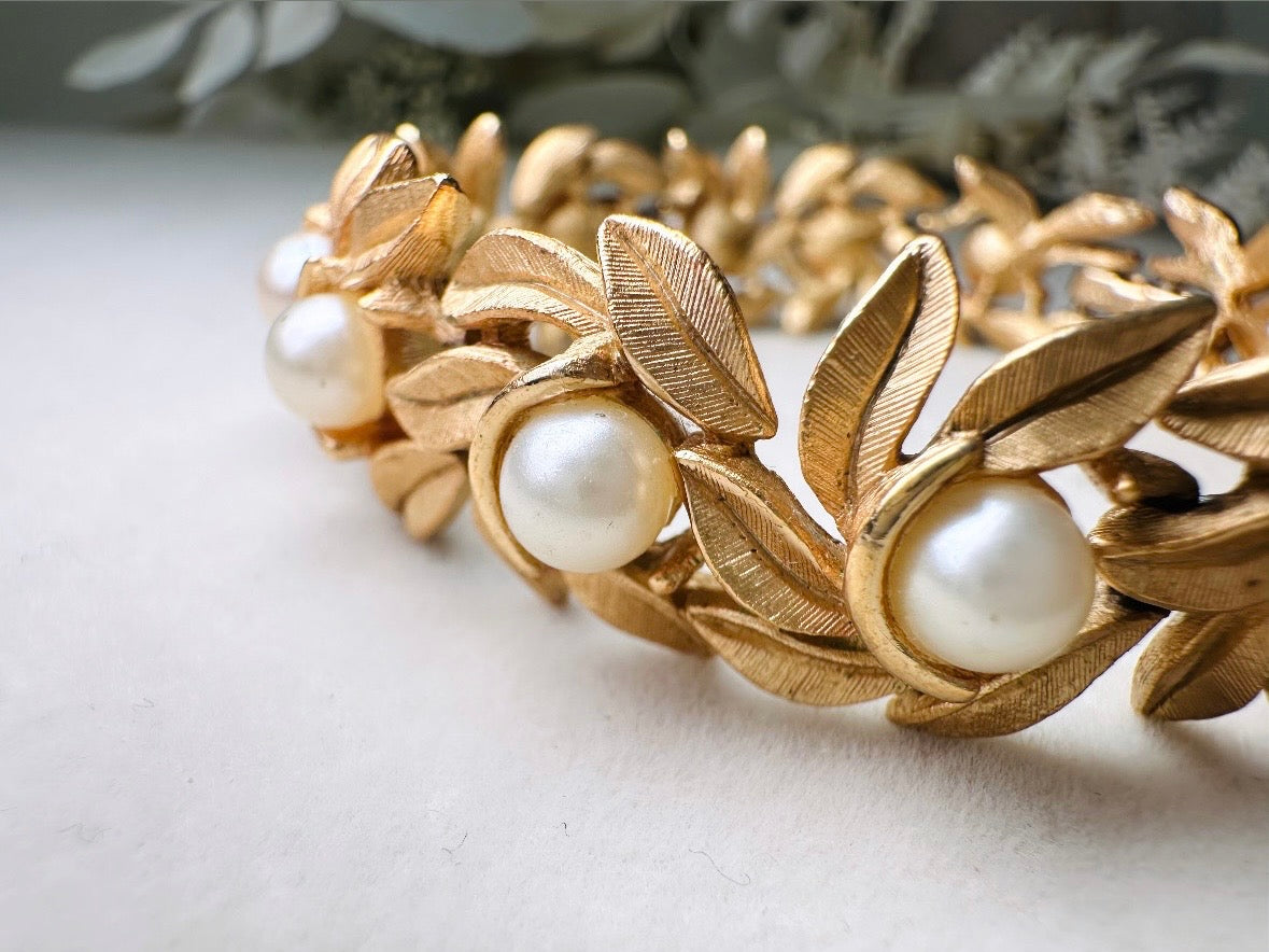 Gold Leaf Bracelet with Cream Pearls, Vintage 60s Romantic Floral Chain Bracelet with Textured Brushed Gold Articulated Links