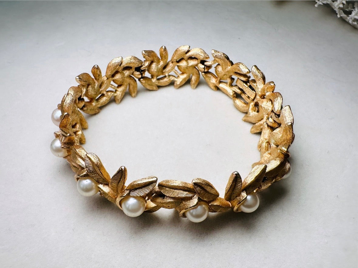Gold Leaf Bracelet with Cream Pearls, Vintage 60s Romantic Floral Chain Bracelet with Textured Brushed Gold Articulated Links