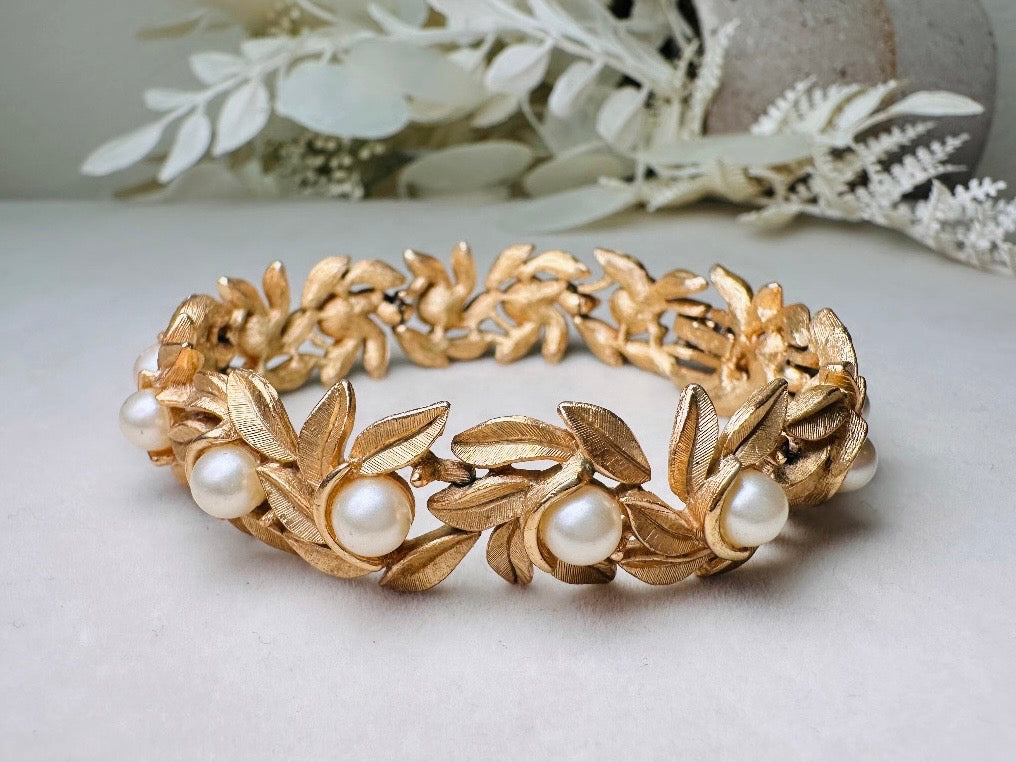 Gold Leaf Bracelet with Cream Pearls, Vintage 60s Romantic Floral Chain Bracelet with Textured Brushed Gold Articulated Links