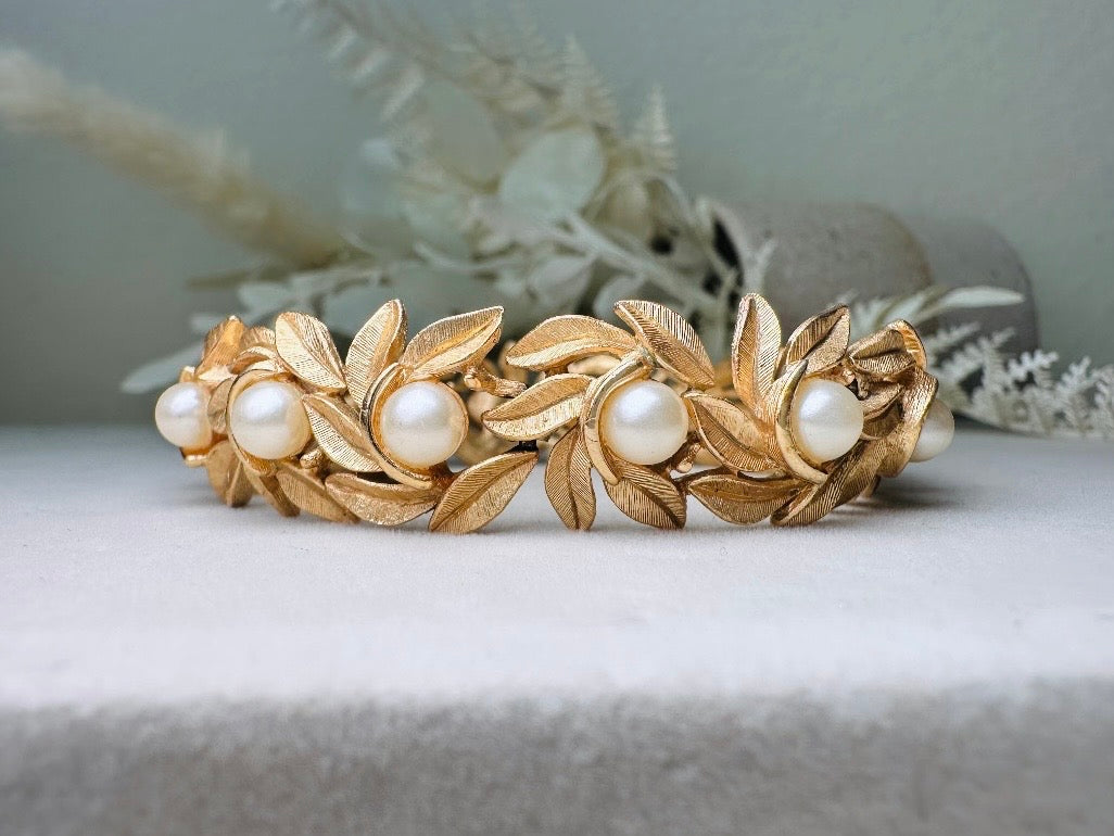 Gold Leaf Bracelet with Cream Pearls, Vintage 60s Romantic Floral Chain Bracelet with Textured Brushed Gold Articulated Links