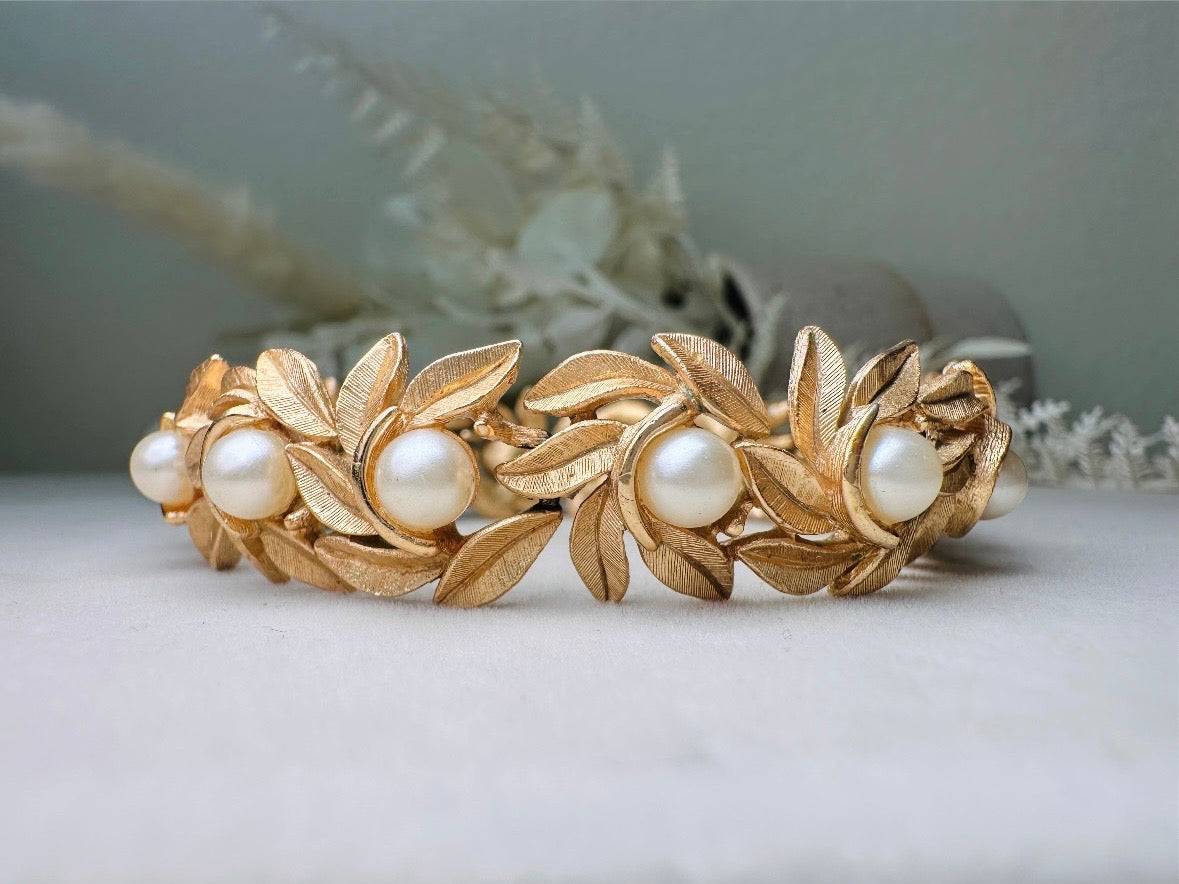 Gold Leaf Bracelet with Cream Pearls, Vintage 60s Romantic Floral Chain Bracelet with Textured Brushed Gold Articulated Links