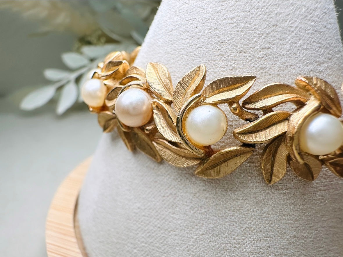 Gold Leaf Bracelet with Cream Pearls, Vintage 60s Romantic Floral Chain Bracelet with Textured Brushed Gold Articulated Links