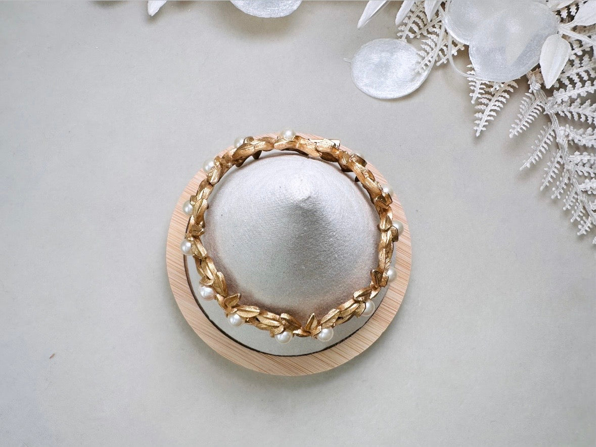 Gold Leaf Bracelet with Cream Pearls, Vintage 60s Romantic Floral Chain Bracelet with Textured Brushed Gold Articulated Links