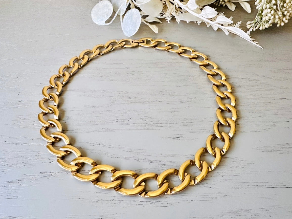 This 1980s Monet necklace is a classic vintage gold chain necklace that you can style endlessly. This vintage designer necklace is by Monet; a vintage jewelry company renowned and well loved for beautiful designs that have stood the test of time. 
