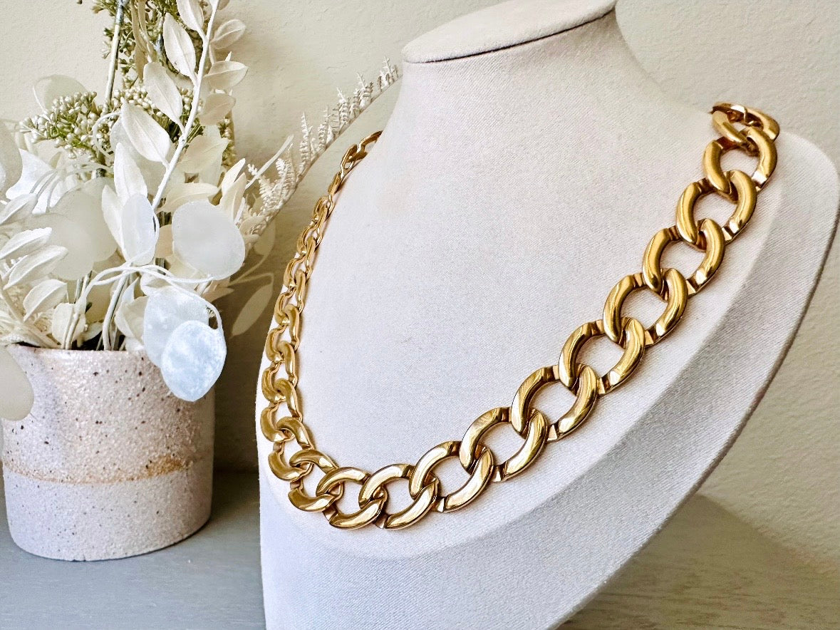 This 1980s Monet necklace is a classic vintage gold chain necklace that you can style endlessly. This vintage designer necklace is by Monet; a vintage jewelry company renowned and well loved for beautiful designs that have stood the test of time. 