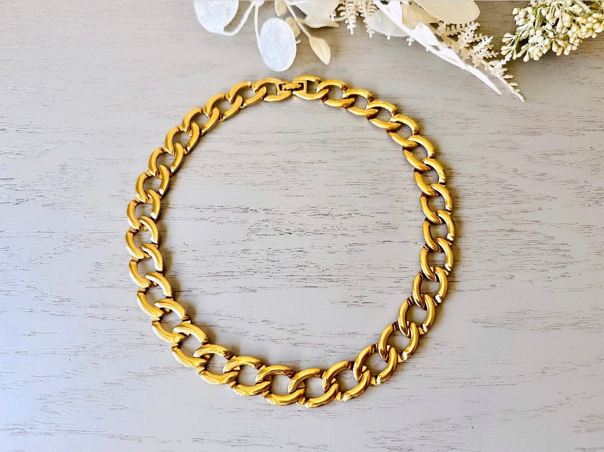 This 1980s Monet necklace is a classic vintage gold chain necklace that you can style endlessly. This vintage designer necklace is by Monet; a vintage jewelry company renowned and well loved for beautiful designs that have stood the test of time. 