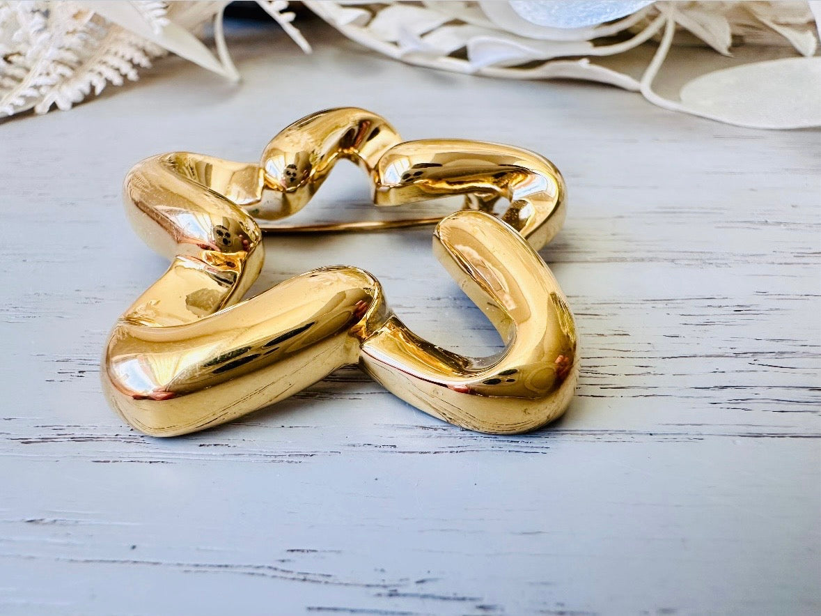 Gold Star Brooch, Shiny Gold Star Pin, Napier Vintage Brooch, Designer 80s Accessories, Star Broach Jewellery from Piggle and Pop close up 