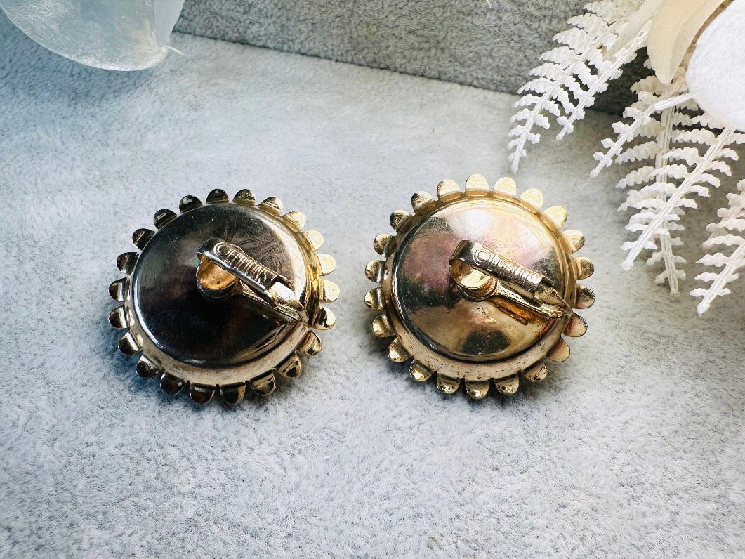 These gorgeous 1950s moonglow Caroline Emmons vintage earrings are stunning. Featuring glowing avocado green lucite cabochons set in a lacey gold open work bezel. These authentic 50s vintage earrings are gold tone base clip on style, signed on back. Their large size, incredible details and spectacular moon glow effect make them a unique collector's pair. Great vintage condition, no major flaws to note - please see pics. Such a stunning statement pair! Beautiful cocktail pair for the holidays.