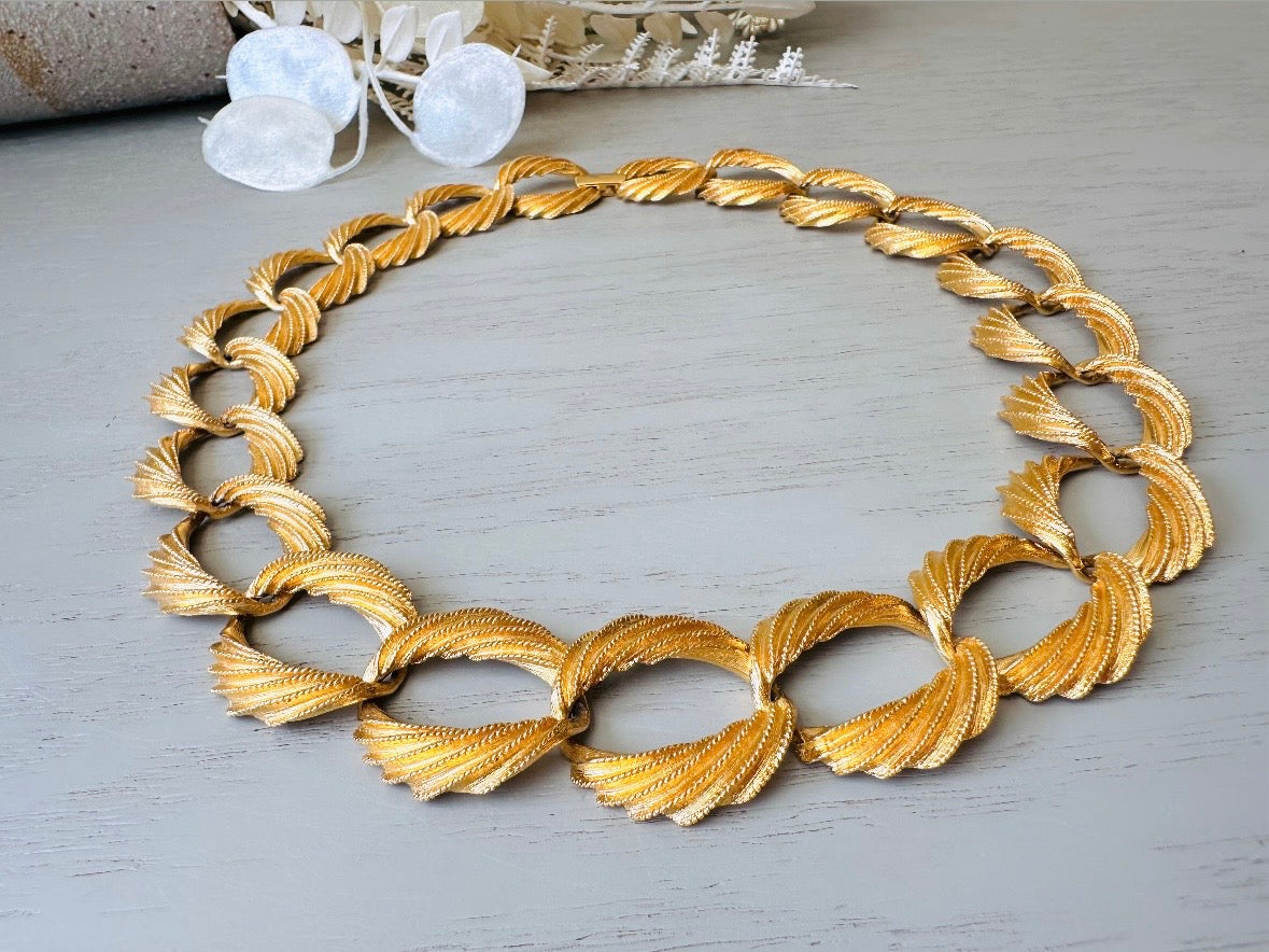 Napier Brushed Gold Chain Necklace, Bold Gold Chain Designer Vintage Necklace, 80s Mogul Style Wide Link Rope Chain 18" Necklace texture