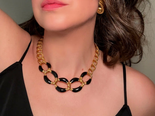 This is a vintage 1980s Napier black and gold chain necklace. It had textured double link gold chain links in rich brushed gold that interlocks with wider chain links with glossy black enamel. Signed designer vintage piece. Modelled for size reference the length is on the collar.