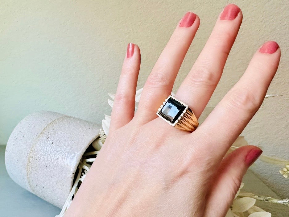 Onyx Signet Ring in Gold, Vintage 1940s Men's Cocktail Ring 2