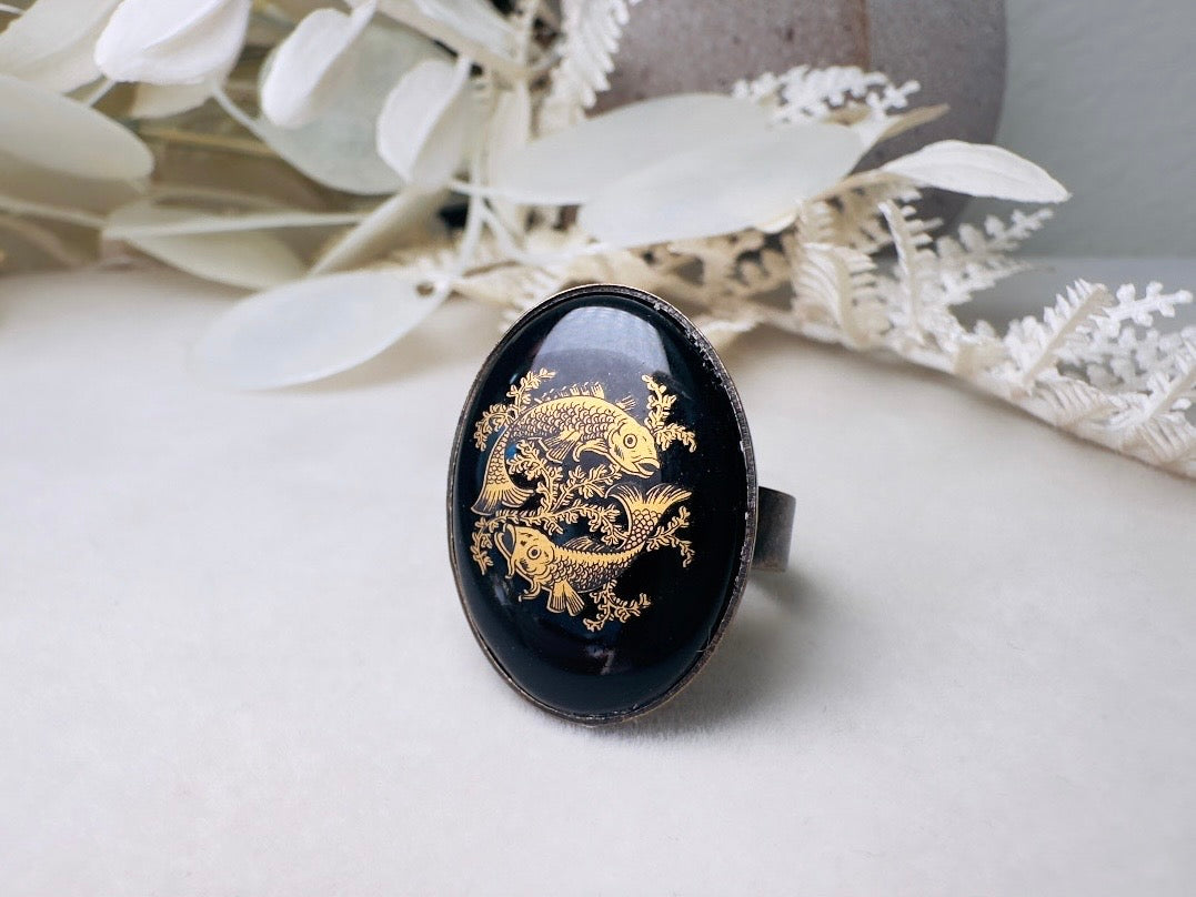 Pisces Zodiac Ring, Vintage Astrology Ring with Black Glass Cameo and Gold Leaf Detail, Unisex Star Sign Adjustable Antique Bronze Ring