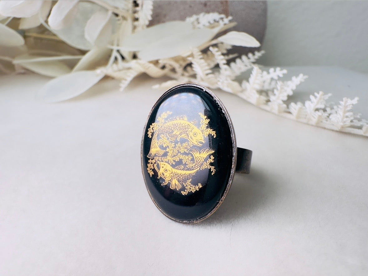 Pisces Zodiac Ring, Vintage Astrology Ring with Black Glass Cameo and Gold Leaf Detail, Unisex Star Sign Adjustable Antique Bronze Ring