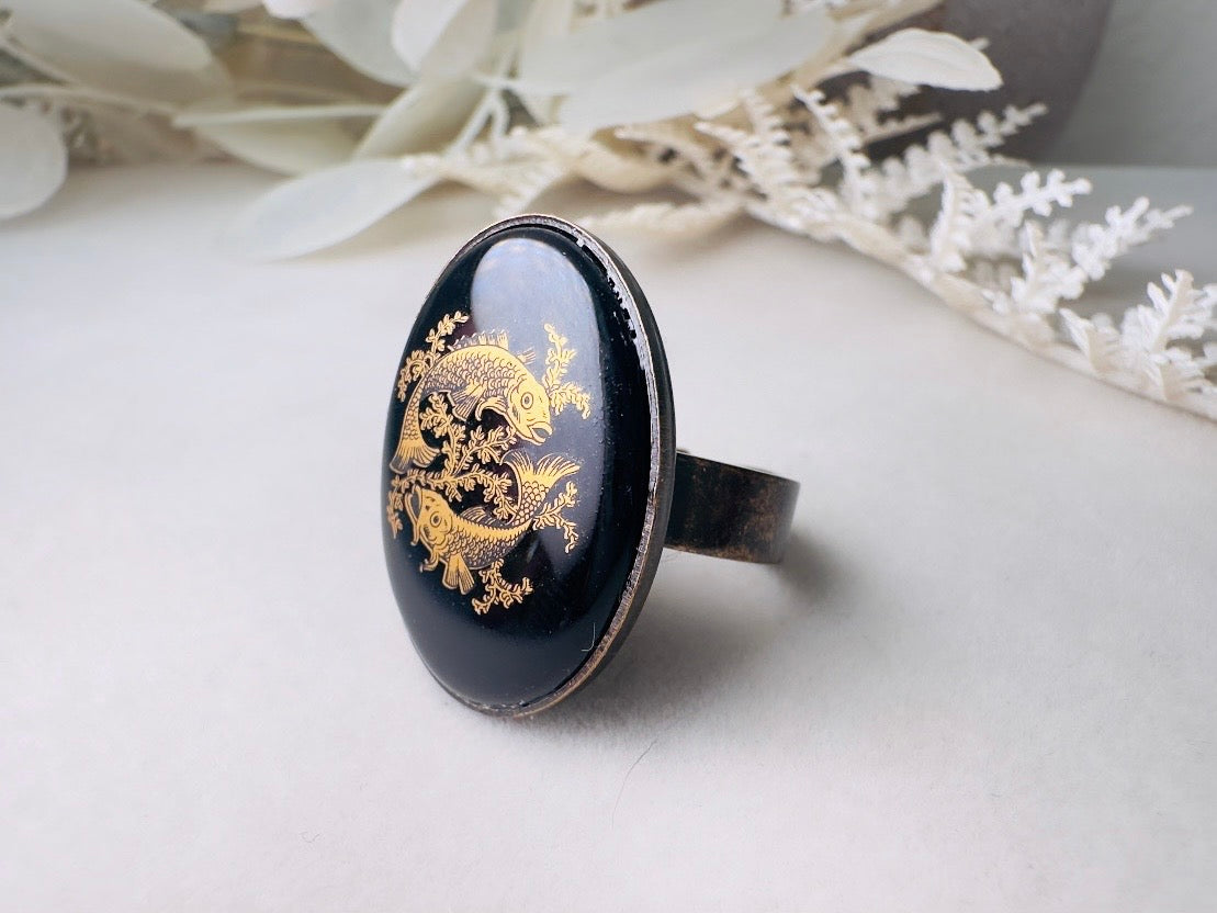 Pisces Zodiac Ring, Vintage Astrology Ring with Black Glass Cameo and Gold Leaf Detail, Unisex Star Sign Adjustable Antique Bronze Ring