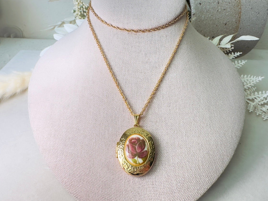 Rose Locket Necklace, Vintage Gold Chain Necklace with Burgundy Flower Cameo, Dark Academia Victorian Photo Locket
