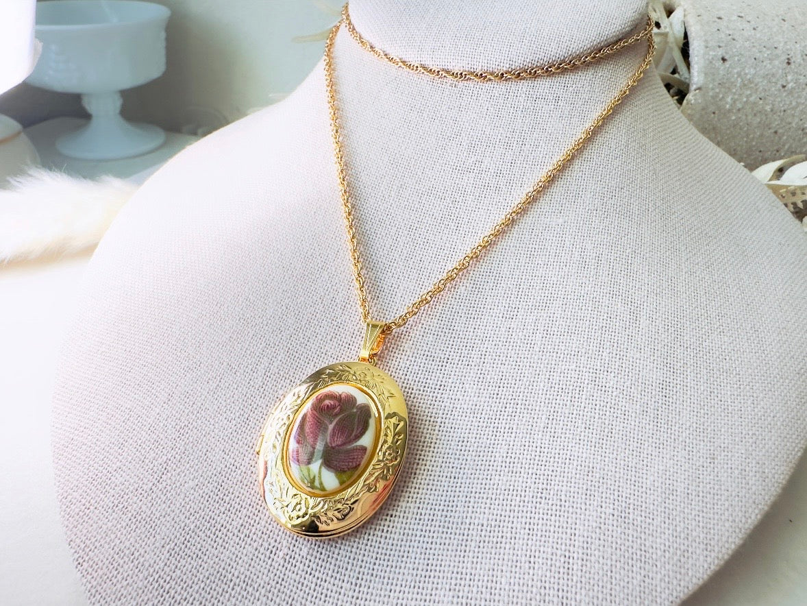 Rose Locket Necklace, Vintage Gold Chain Necklace with Burgundy Flower Cameo, Dark Academia Victorian Photo Locket