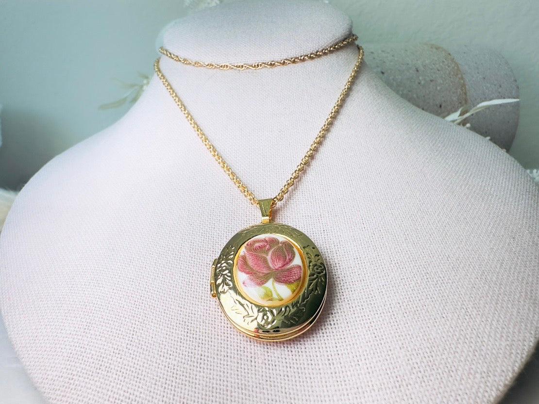 Rose Locket Necklace, Vintage Gold Chain Necklace with Burgundy Flower Cameo, Dark Academia Victorian Photo Locket