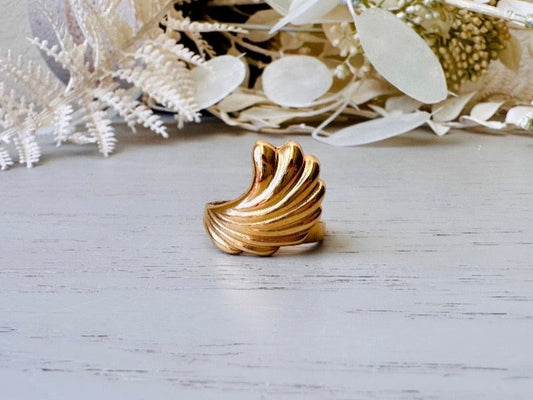 Vintage 1980s Gold Wave Ring, Sarah Coventry Ring, 1982 Feather Brite Collection, Shiny Gold Stackable Vintage Ring, Size 8 Fitted Ring