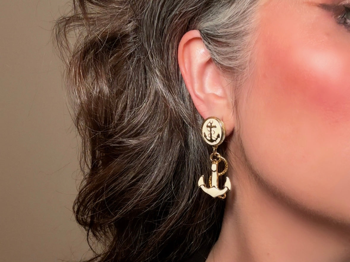 These cream and gold vintage anchor earrings are a gorgeous pair of nautical statement earrings by Park Lane. Featuring dreamy cream enamel and gold anchor and rope accent details, these pierced style dangle earrings are a classic and perfect for summer! 