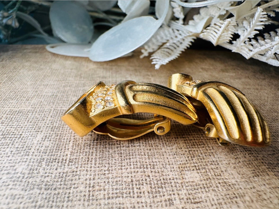 These vintage gold Carolee Roman column earrings are an incredible pair of bold neoclassical earrings. Featuring a matte gold finish, these clip on style sculptural earrings are accented with tiny pave set rhinestones. An incredible pair of signed designer earrings from the 1980s. A truly striking vintage treasure. Please view all pics and let me know if you have any questions at all!