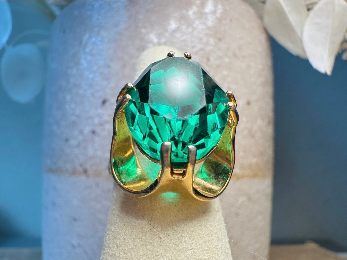 Vintage Emerald Green Cocktail Ring, 18 KGE Large Solitaire Prong Set Crystal Ring