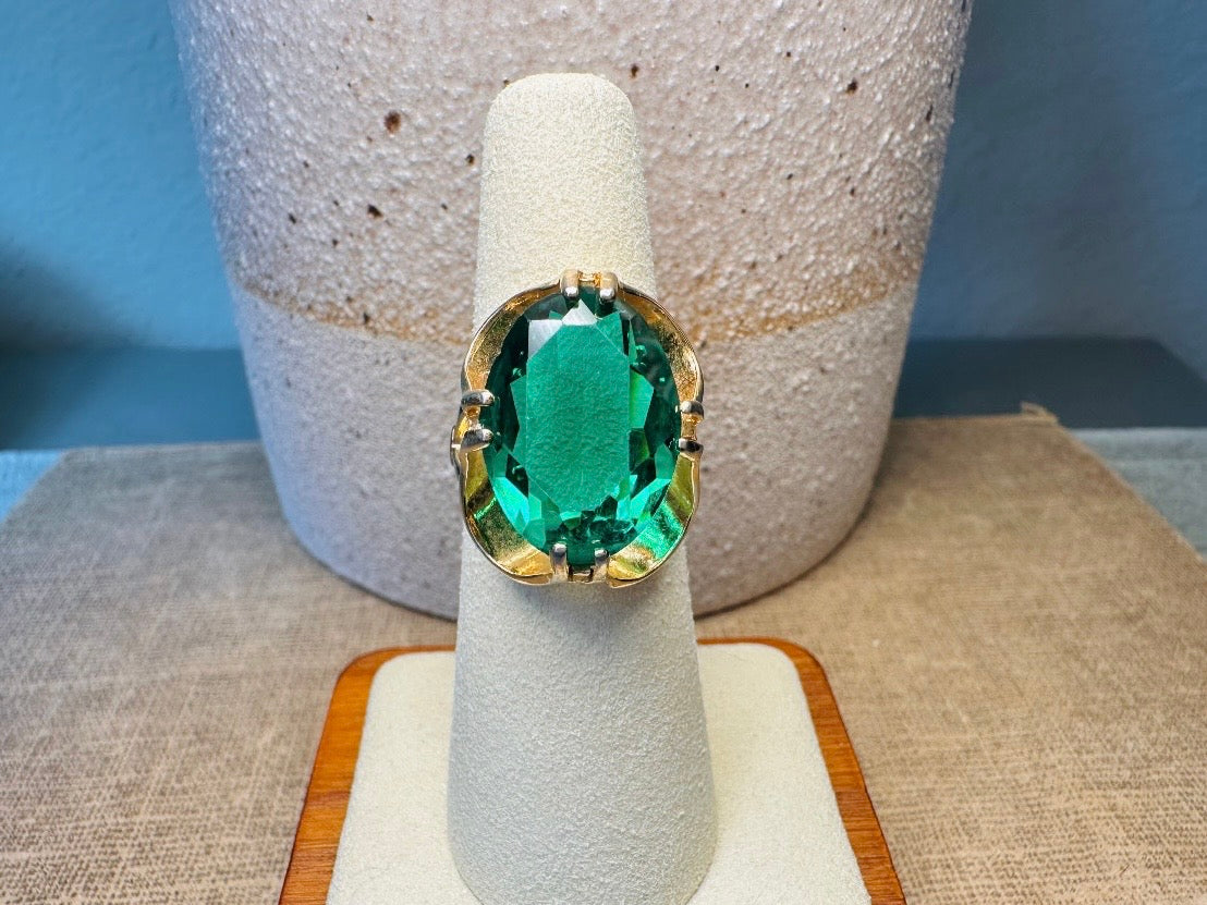 Vintage Emerald Green Cocktail Ring, 18 KGE Large Solitaire Prong Set Crystal Ring