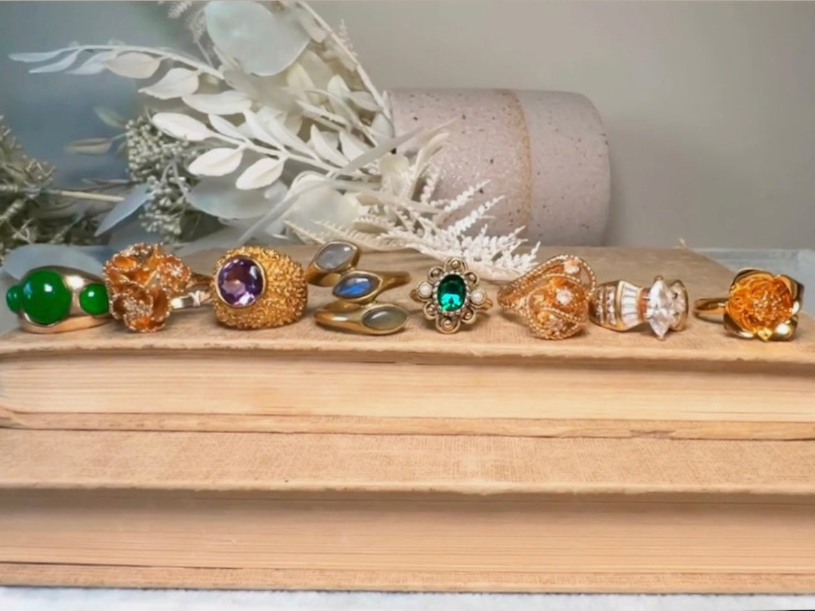 Vintage Emerald Green Cocktail Ring, 18 KGE Large Solitaire Prong Set Crystal Ring