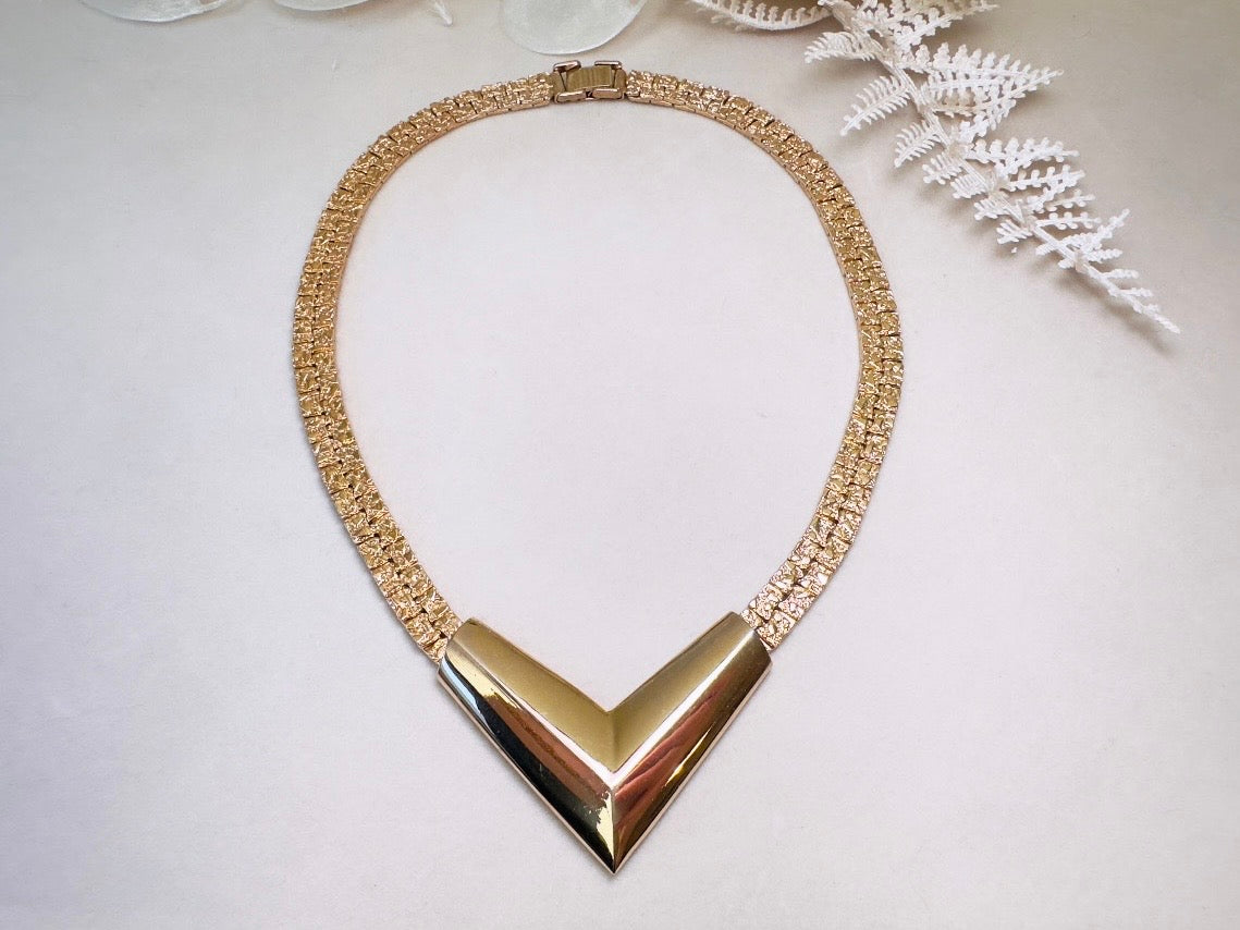 Vintage Gold Chevron Necklace, 80s Golden Nugget Chain Choker with V Bar Pendant, Bold Statement Necklace