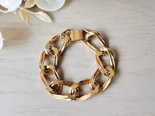 This vintage gold chain 1970s bracelet is beautiful. A signed Sperry piece- this company was renowned for elegant and well crafted chain jewelry. This chain bracelet is so unique- the wide width curb chain has an intricate dotted border as it weaves and links with the next. A gorgeous light gold shade and in fantastic vintage condition, no major flaws to note. Hinge clip clasp. Looks amazing paired with others for the ultimate stack!