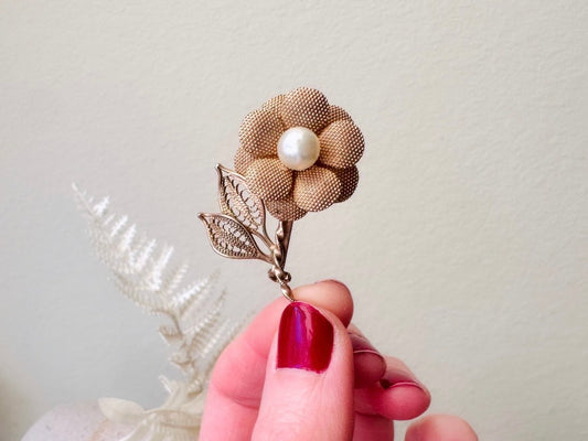 Vintage Gold Daisy Brooch with Cream Pearl, Antique Gold Flower Brooch, Gold Bridal Brooch Bouquet, Antique Daisy Pin with Filigree Leaves