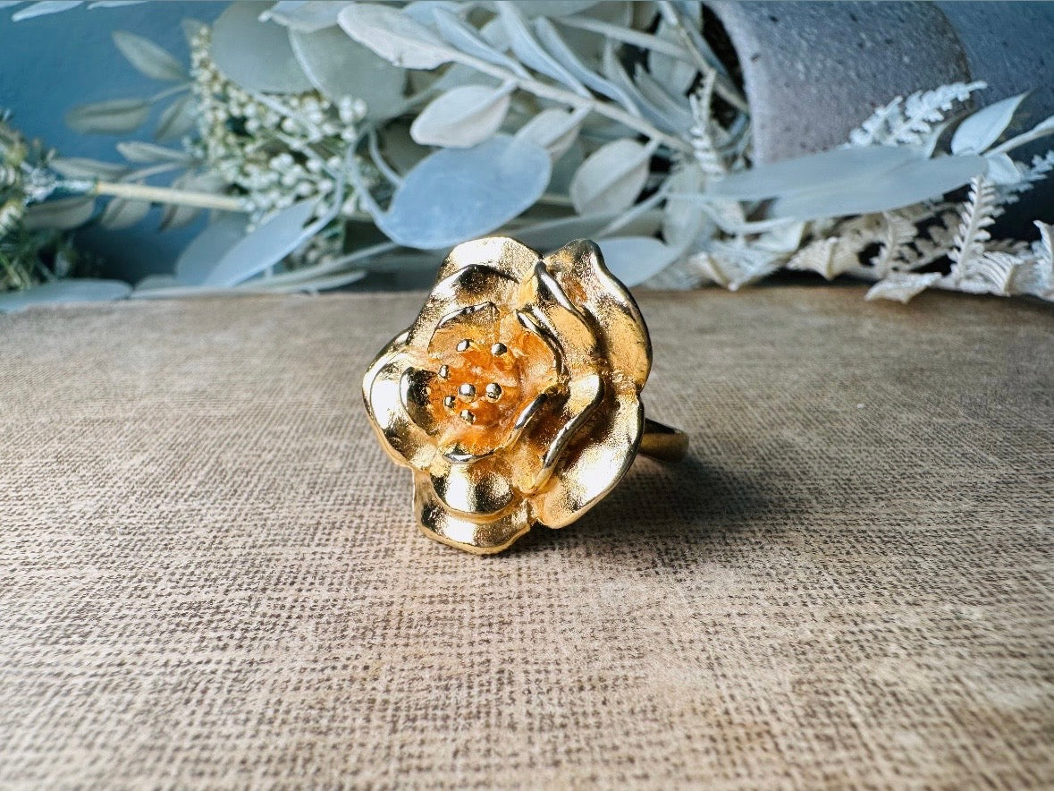 This bold vintage gold magnolia ring from Piggle and Pop is an incredible statement piece. Featuring a chunky gold base and blooming oversized magnolia, this sculptural flower ring is a stunning cocktail ring. Pair is with others for a fun maximalist look or let it shine on its own. This ring is stamped 8 for its size but is unmarked to its maker. A solid well made piece in excellent vintage condition.

Dimensions: fitted US size 8