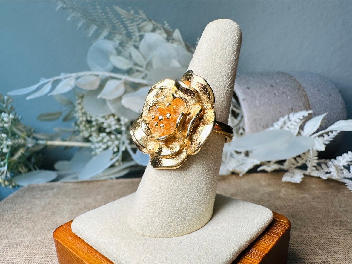 This bold vintage gold magnolia ring from Piggle and Pop is an incredible statement piece. Featuring a chunky gold base and blooming oversized magnolia, this sculptural flower ring is a stunning cocktail ring. Pair is with others for a fun maximalist look or let it shine on its own. This ring is stamped 8 for its size but is unmarked to its maker. A solid well made piece in excellent vintage condition.

Dimensions: fitted US size 8