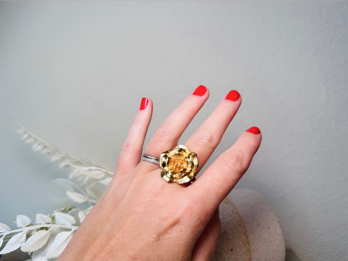 This bold vintage gold magnolia ring from Piggle and Pop is an incredible statement piece. Featuring a chunky gold base and blooming oversized magnolia, this sculptural flower ring is a stunning cocktail ring. Pair is with others for a fun maximalist look or let it shine on its own. This ring is stamped 8 for its size but is unmarked to its maker. A solid well made piece in excellent vintage condition.

Dimensions: fitted US size 8