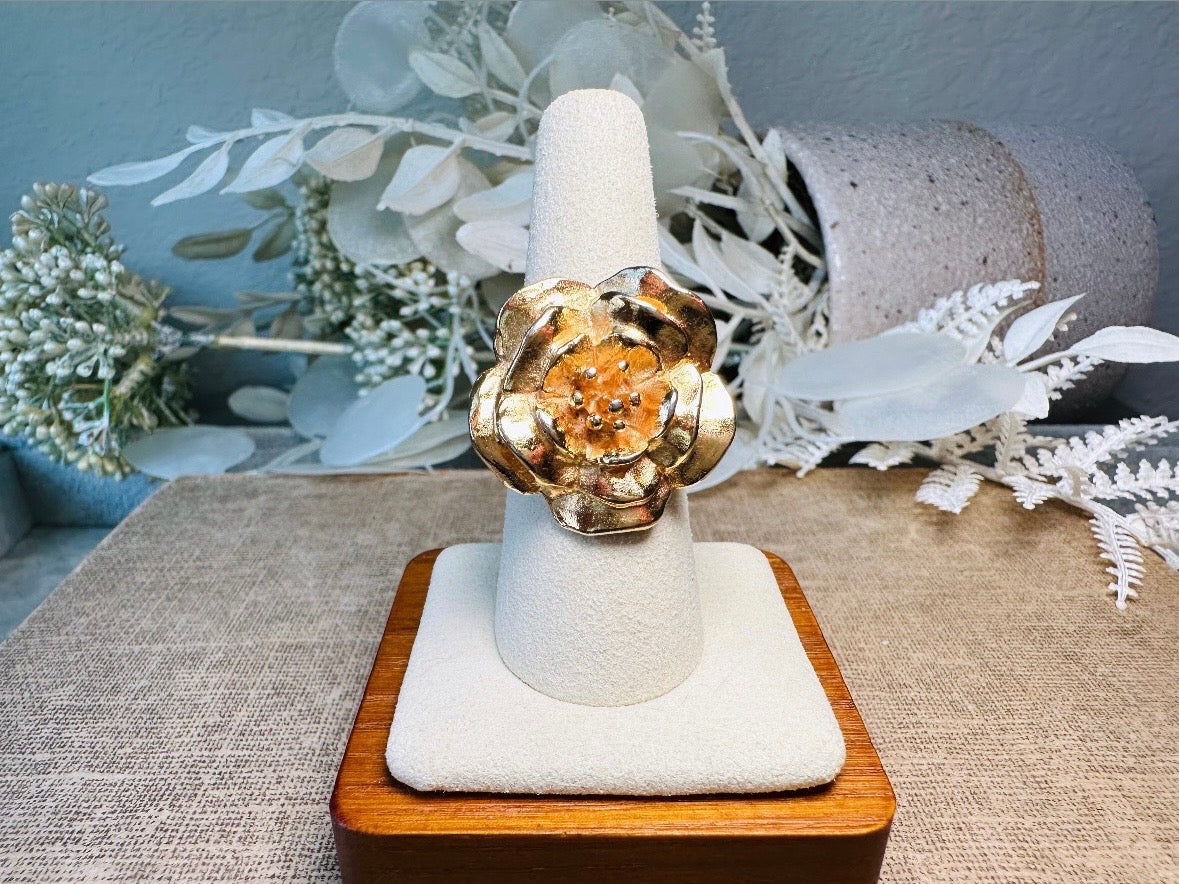 This bold vintage gold magnolia ring from Piggle and Pop is an incredible statement piece. Featuring a chunky gold base and blooming oversized magnolia, this sculptural flower ring is a stunning cocktail ring. Pair is with others for a fun maximalist look or let it shine on its own. This ring is stamped 8 for its size but is unmarked to its maker. A solid well made piece in excellent vintage condition.

Dimensions: fitted US size 8