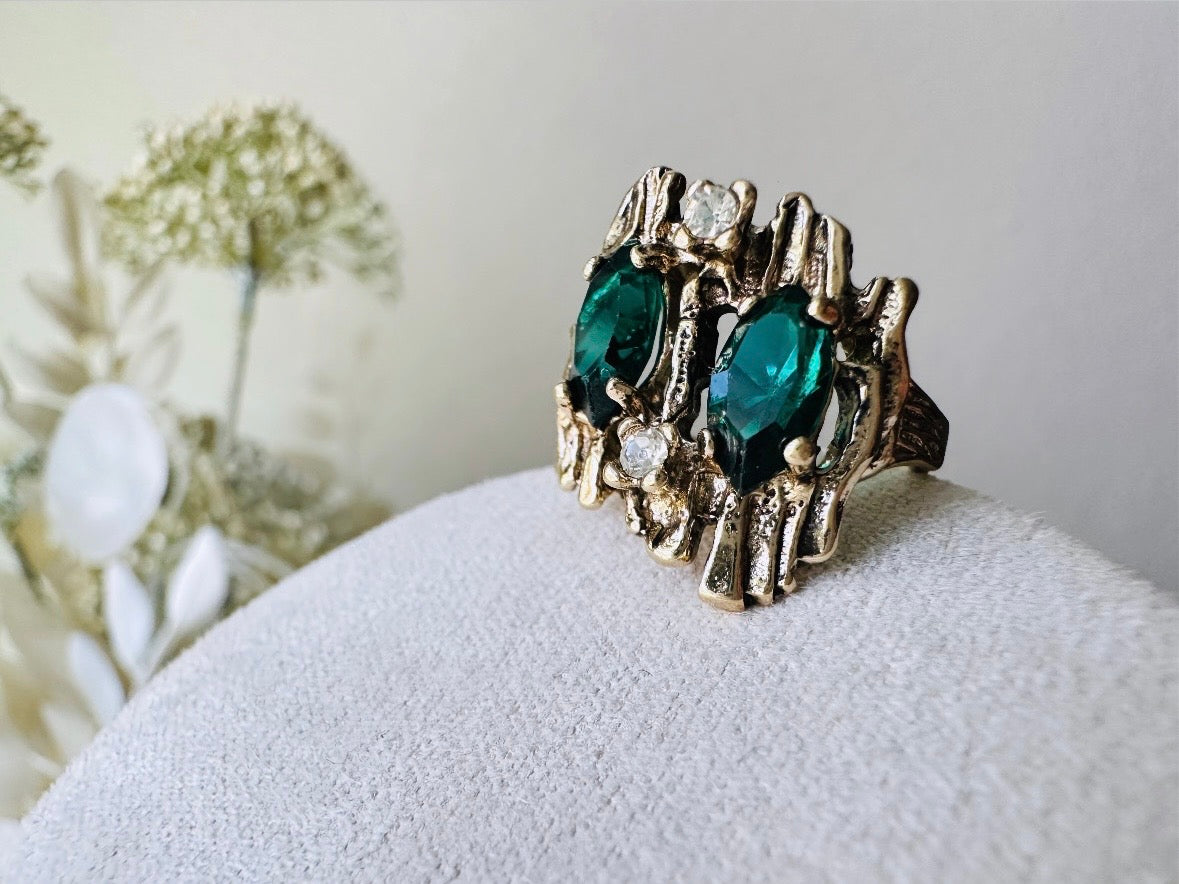Vintage Green Gem Cocktail Ring, 18k Brutalist Ring with Faux Emeralds Size 5 close up