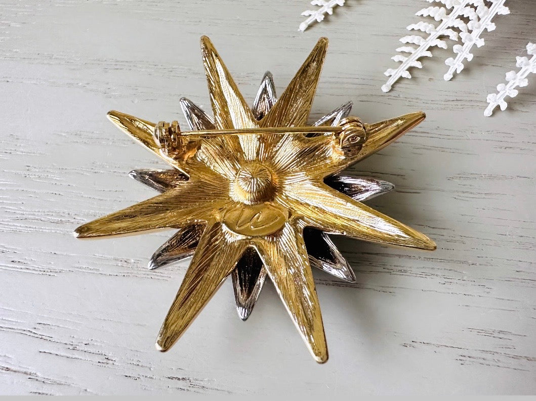 This is a vintage Liz Claiborne moon and starburst brooch from the 1980s. In excellent condition, this pin features a silver and gold starburst with a silver crescent moon on top of black circular enamel inlay. High quality designer signed brooch. No flaws to note, this vintage brooch has a fully working pin and lock, in great condition.