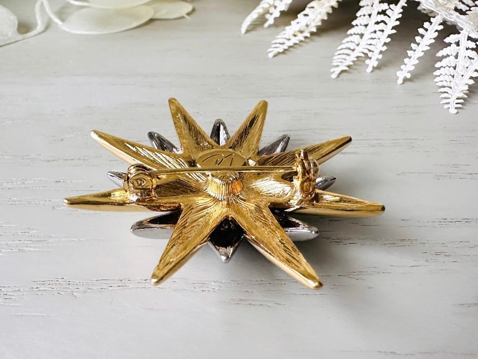 This is a vintage Liz Claiborne moon and starburst brooch from the 1980s. In excellent condition, this pin features a silver and gold starburst with a silver crescent moon on top of black circular enamel inlay. High quality designer signed brooch. No flaws to note, this vintage brooch has a fully working pin and lock, in great condition.