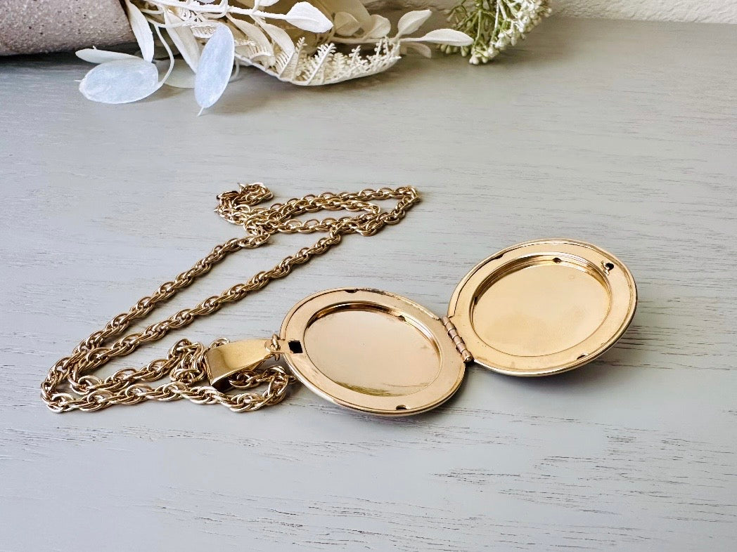 Vintage Locket Necklace, 1970s Vintage Necklace with Red Orange City, Keepsake Jewelry, Antique Gold Victorian Revival Necklace by Piggle and Pop