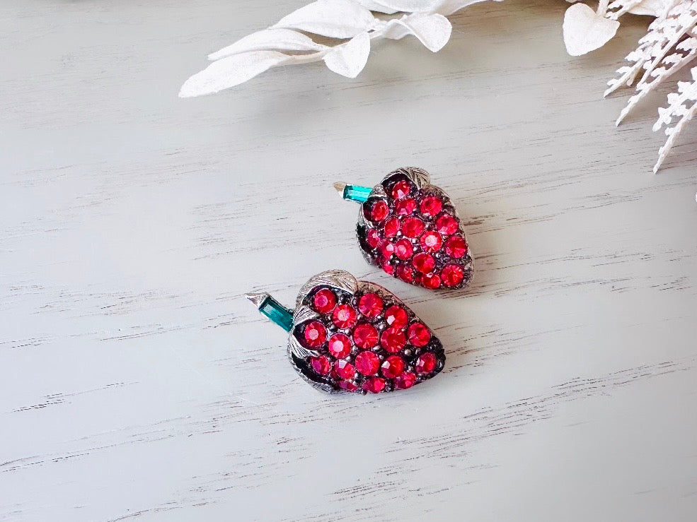 Vintage Strawberry Rhinestone Earrings, Red Crystal Clip On Strawberry Earrings, Nonpierced Fruit Earrings, Pave Set Unique Vintage Earrings