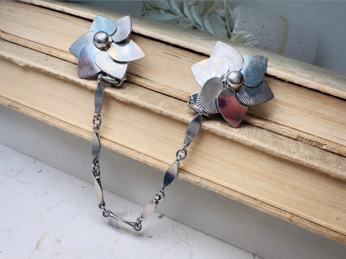 Vintage Sweater Clips, 1950s Silver Chain Collar Clips with Flowers, Old Money Cardigan Clips, 50s Vintage Old Money Accessories