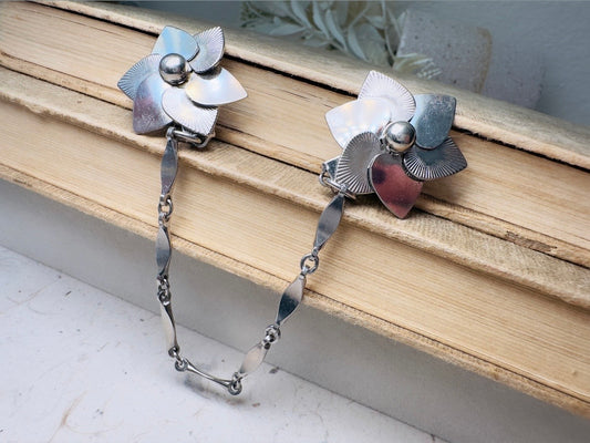 Vintage Sweater Clips, 1950s Silver Chain Collar Clips with Flowers, Old Money Cardigan Clips, 50s Vintage Old Money Accessories