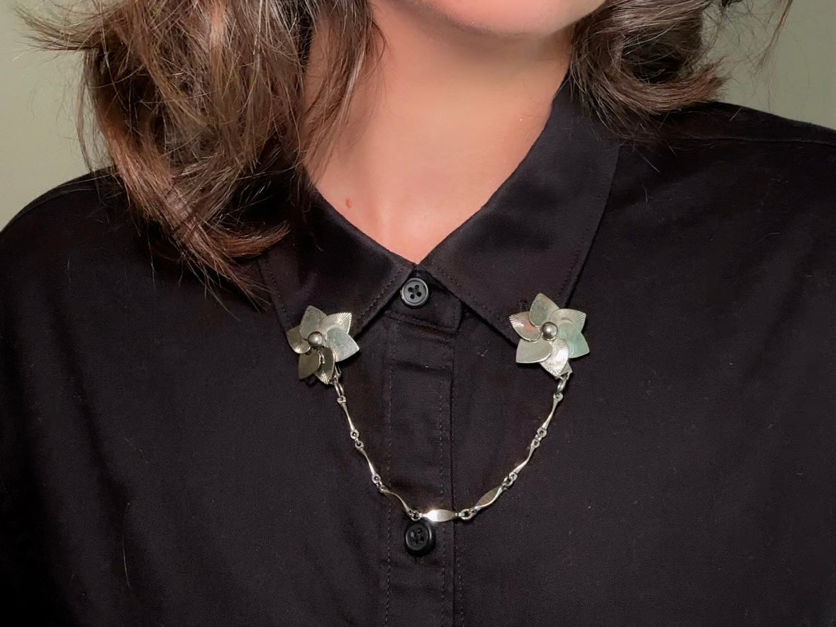Vintage Sweater Clips, 1950s Silver Chain Collar Clips with Flowers, Old Money Cardigan Clips, 50s Vintage Old Money Accessories