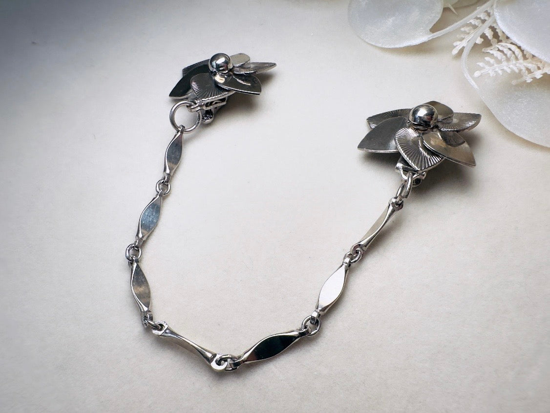Vintage Sweater Clips, 1950s Silver Chain Collar Clips with Flowers, Old Money Cardigan Clips, 50s Vintage Old Money Accessories