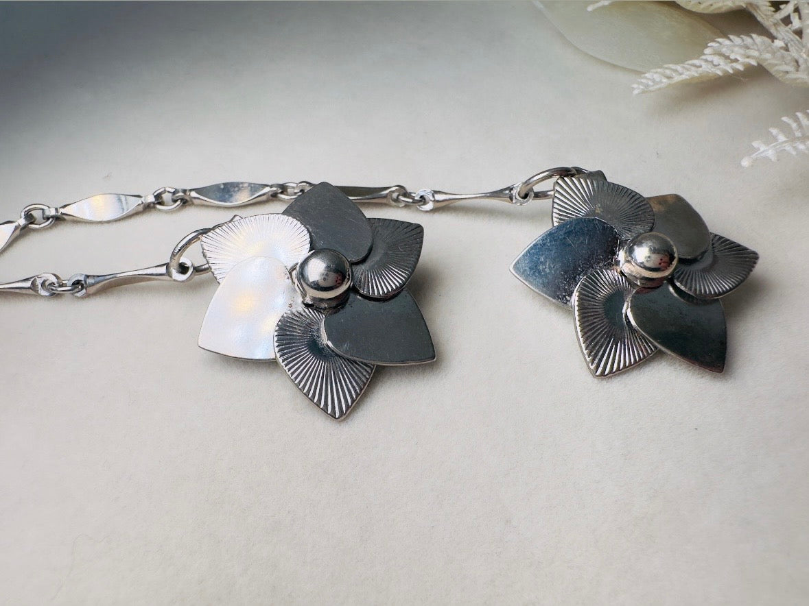 Vintage Sweater Clips, 1950s Silver Chain Collar Clips with Flowers, Old Money Cardigan Clips, 50s Vintage Old Money Accessories