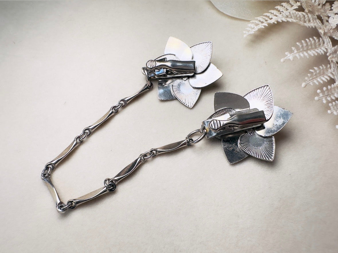 Vintage Sweater Clips, 1950s Silver Chain Collar Clips with Flowers, Old Money Cardigan Clips, 50s Vintage Old Money Accessories
