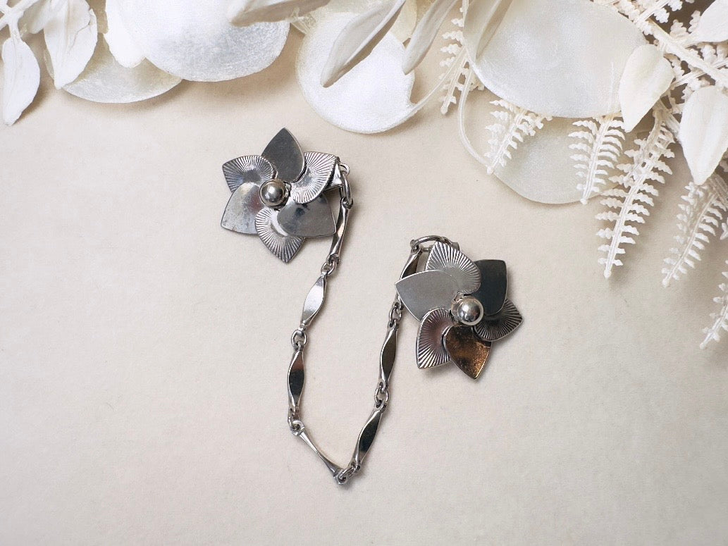 Vintage Sweater Clips, 1950s Silver Chain Collar Clips with Flowers, Old Money Cardigan Clips, 50s Vintage Old Money Accessories