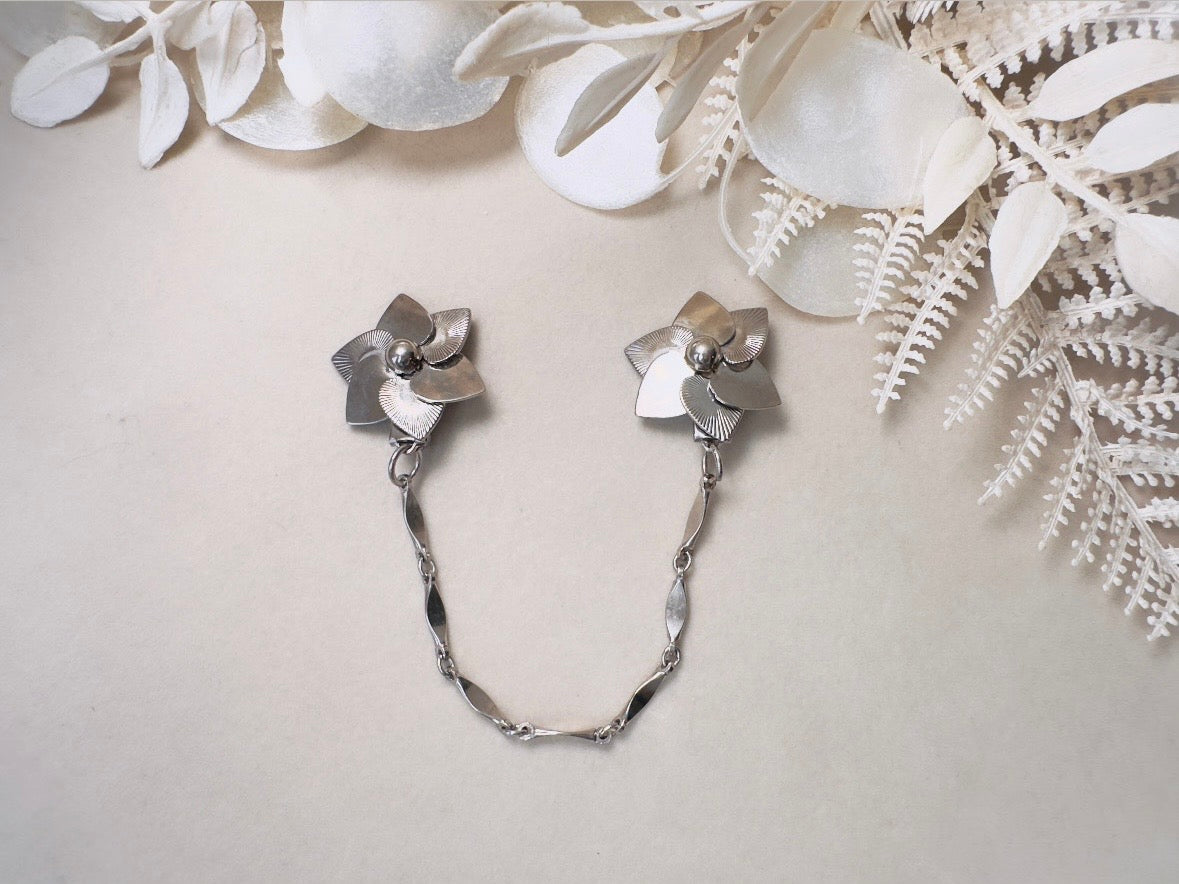 Vintage Sweater Clips, 1950s Silver Chain Collar Clips with Flowers, Old Money Cardigan Clips, 50s Vintage Old Money Accessories
