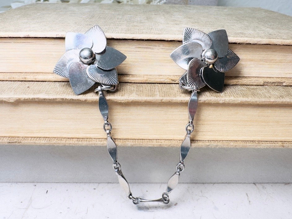 Vintage Sweater Clips, 1950s Silver Chain Collar Clips with Flowers, Old Money Cardigan Clips, 50s Vintage Old Money Accessories