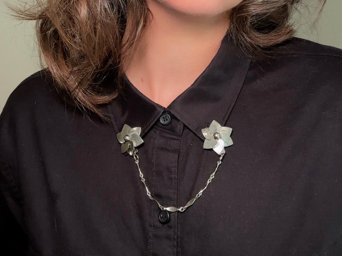 Vintage Sweater Clips, 1950s Silver Chain Collar Clips with Flowers, Old Money Cardigan Clips, 50s Vintage Old Money Accessories