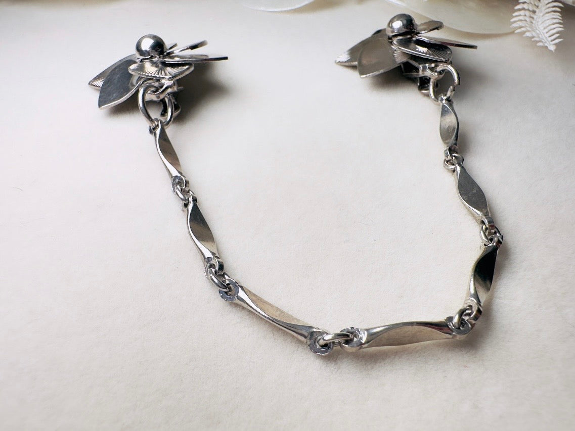 Vintage Sweater Clips, 1950s Silver Chain Collar Clips with Flowers, Old Money Cardigan Clips, 50s Vintage Old Money Accessories